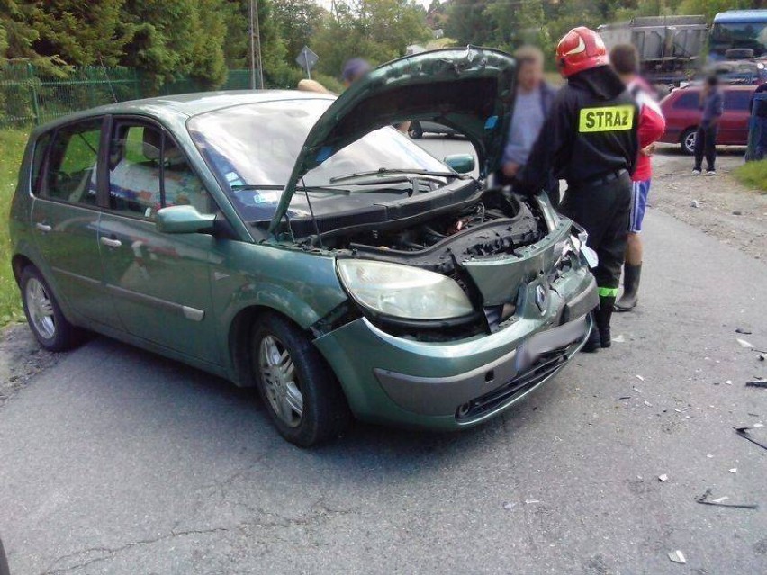 Samochody kompletnie rozbite, pasażerka i kierowca w szpitalu