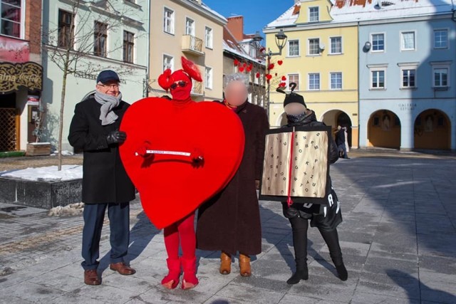 Prezydent Gliwic Adam Neumann chodził po mieście bez maseczki. Zdjęcia zamieścił na Facebooku