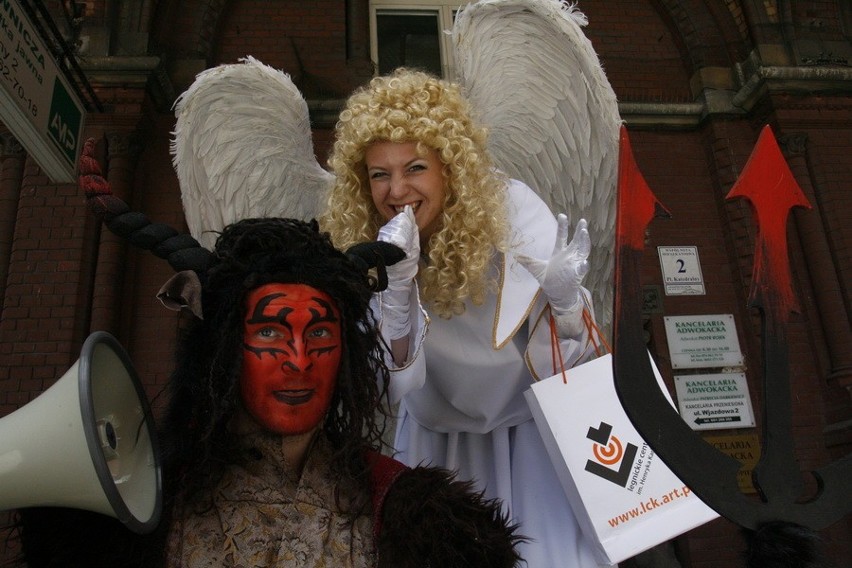 Anioł z diabłem na legnickim rynku (FOTO)