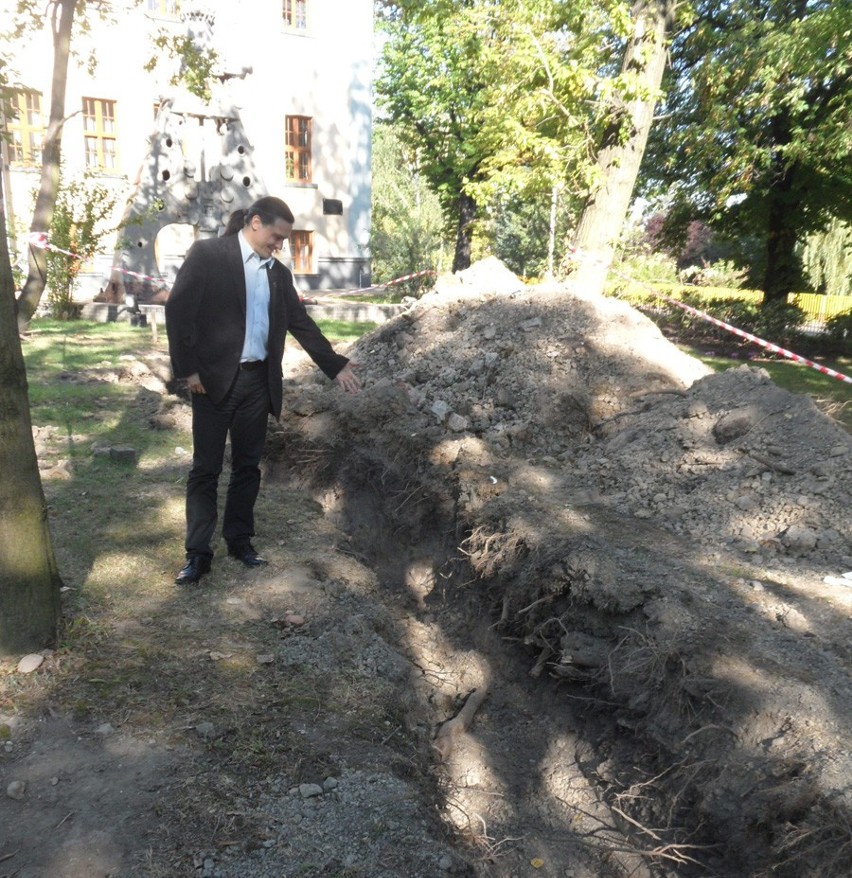 Arkadiusz Rybak pokazuje budowę nowej atrakcji przy muzeum