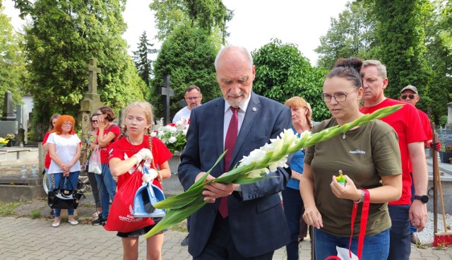 Sprzątano i dekorowano mogiły powstańców na piotrkowskim cmentarzu. Akcję zorganizował Klub Gazety Polskiej oraz Klub Historyczny im. gen. Stefana Roweckiego „Grota"