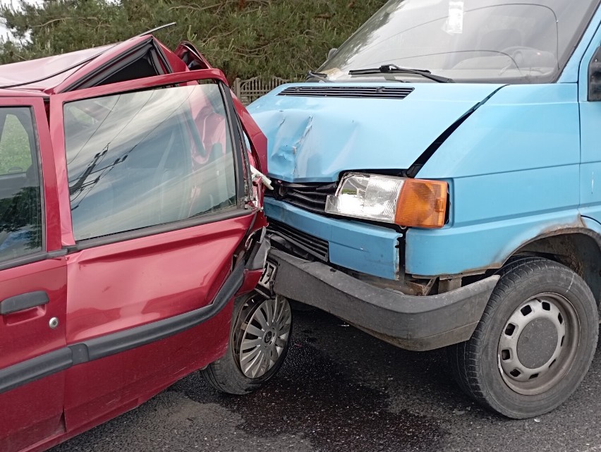 Wypadek w Sierakowicach Prawych. Kobieta z poważnymi obrażeniami trafiła do szpitala