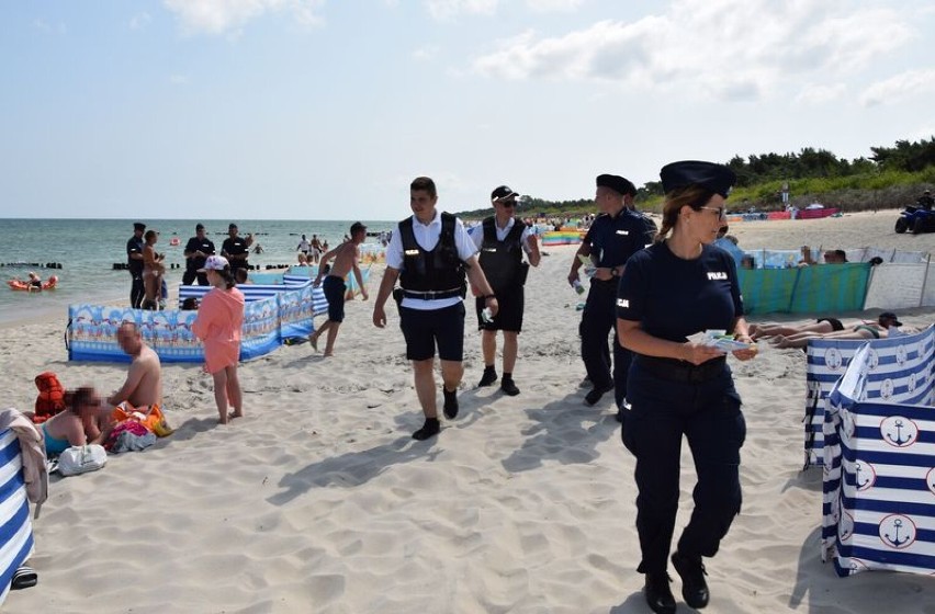 Podczas wakacyjnej akcji „Plaża” we Władysławowie i Chłapowie, policjanci pouczali jak spędzać bezpiecznie czas nad wodą