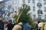 Tęczowa Choinka stanęła na placu Zbawiciela w Warszawie. "Przestrzeń akceptacji i wspólnoty"