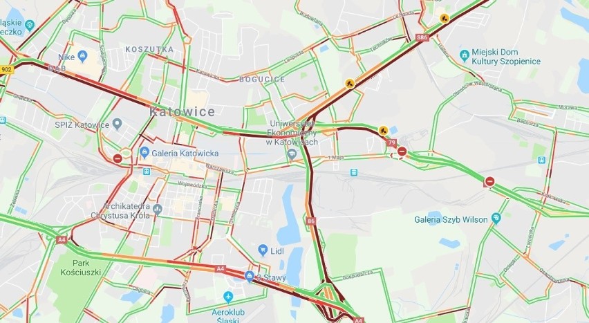 Katowice: Wypadek na wysokości Nowego Roździenia. Zderzyły się motocykl i trzy osobówki.