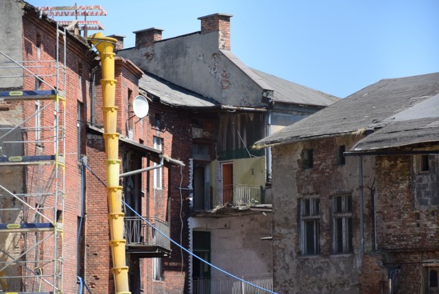 Od rozbiórki dachu rozpoczął się remont zrujnowanych kamienic przy placu Kościuszki i ul. Solskiego.