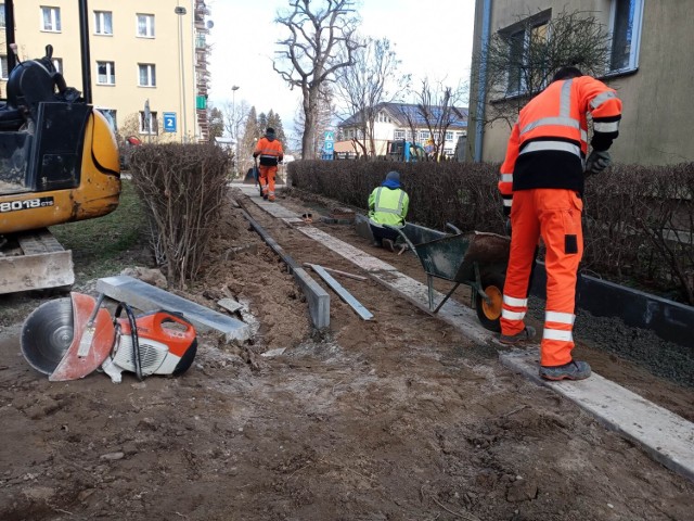 Od wczoraj trwają prace przy budowie nowego chodnika do bloku nr 3 przy ul. Kopernika