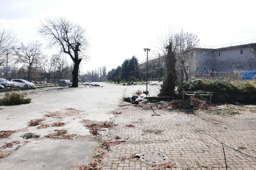 Koniec z bilbordami na bramie Skry. Miasto zadbało o porządek