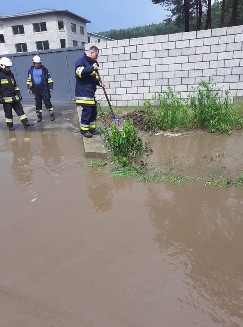 Przechodzą burze nad regionem. Zalane posesje, połamane drzewa