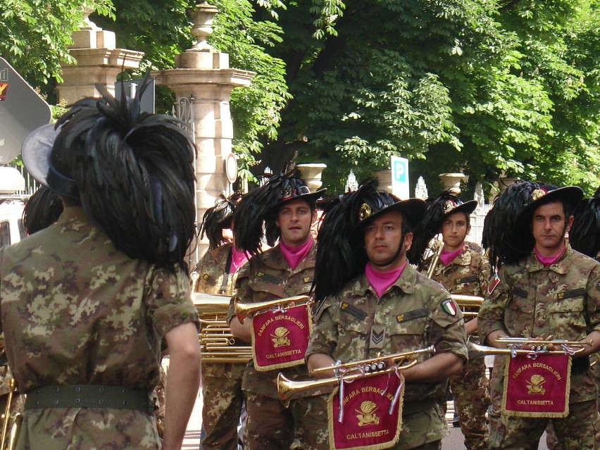Jedna z orkiestr Bersalierów, występująca podczas parady.