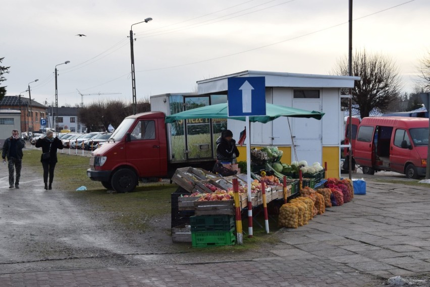 Tak było dziś na targowisku w Wieluniu. Sprzedawcy zwolnieni z opłaty targowej do końca 2021 r. ZDJĘCIA