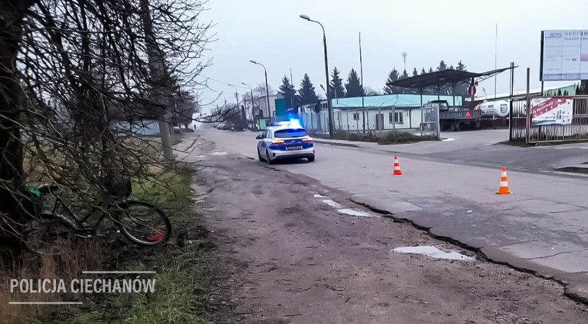 Groźny wypadek w Ciechanowie. Na prostej drodze w rowerzystkę wjechało rozpędzone auto. Kobieta z obrażeniami trafiła do szpitala