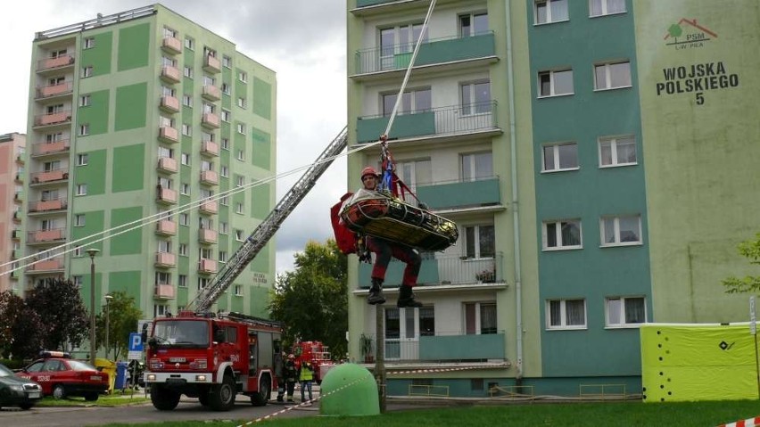 Strażacy z Piły ćwiczyli na wieżowcu przy al. Wojska...