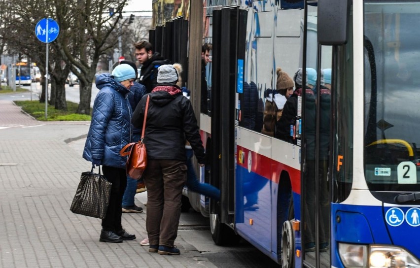 Autobusy jeżdżą rzadziej - kierowcy w Bydgoszczy w kolejce do zwolnienia