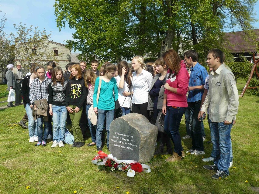 W Drewnicy odsłonięto pamiątkowy obelisk poświęcony polskiemu poecie