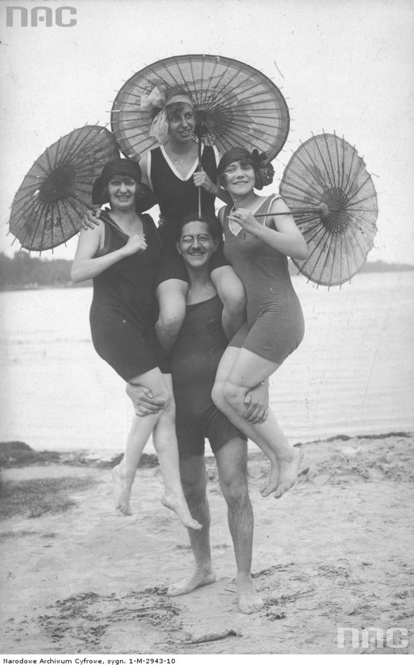 Moda plażowa na archiwalnych zdjęciach. Zobacz, jak zmieniały się trendy w kobiecych strojach kąpielowych