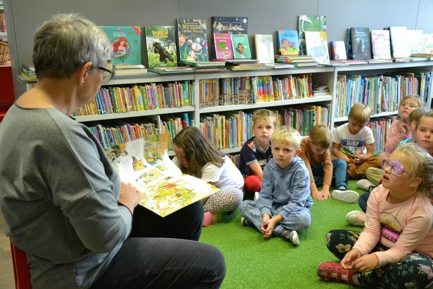 Dzieciom podczas spotkania w bibliotece w Wielgiem kolejną...