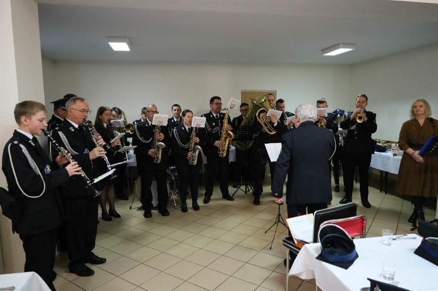 Muzycy Orkiestry Dętej OSP Osobnica uhonorowani przez strażaków