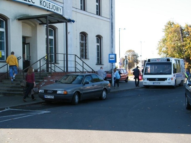 W tej chwili autobus staje obok budynku dworca
