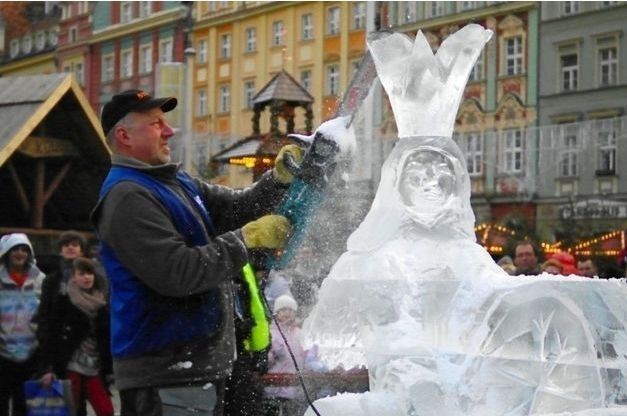 Wrocław: Wyrzeźbił lodową &quot;Królowę Śniegu&quot;