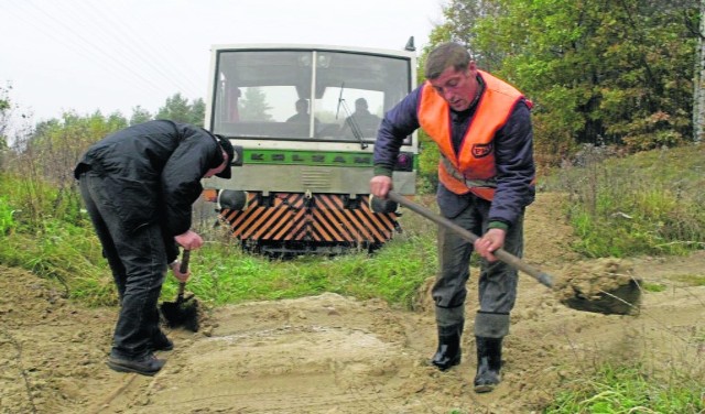 Pasjonaci metr po metrze oczyszczają nieczynną linię kolejową nr 212