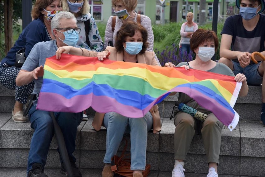 LGBT odpowiada Andrzejowi Dudzie w Pile. Zobaczcie zdjęcia z manifestacji! 