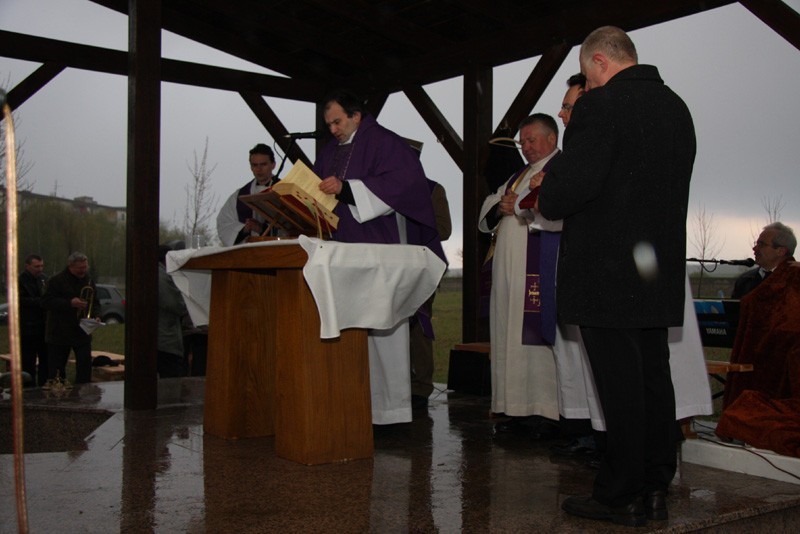 Żałobna msza święta za ofiary Katynia na sycowskim cmentarzu (ZDJĘCIA)