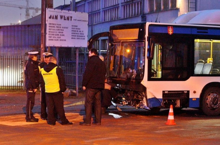 Wypadek w Gdyni. Autobus zderzył się z osobówką [ZDJĘCIA, WIDEO]