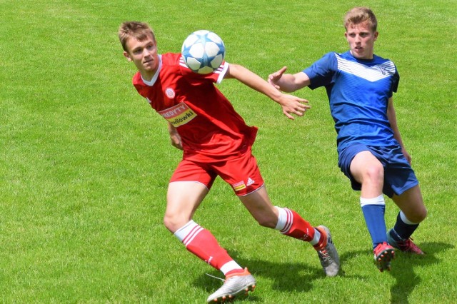 Patryk Formas (w czerwonej koszulce) był autorem najładniejszej bramki dla juniorów Soły Oświęcim w zwycięskim dla nich meczu nad Unią Tarnów (4:0).