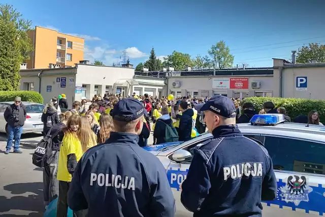 Wałbrzyscy policjanci kolejny raz wspierają akcję „Żonkilowa Kwesta” i przypominają zasady bezpieczeństwa dla wolontariuszy