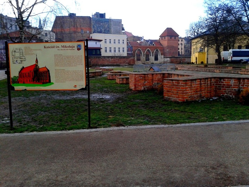 Ruiny kościoła św. Mikołaja. Pozostałości XIII-wiecznej świątyni w Toruniu