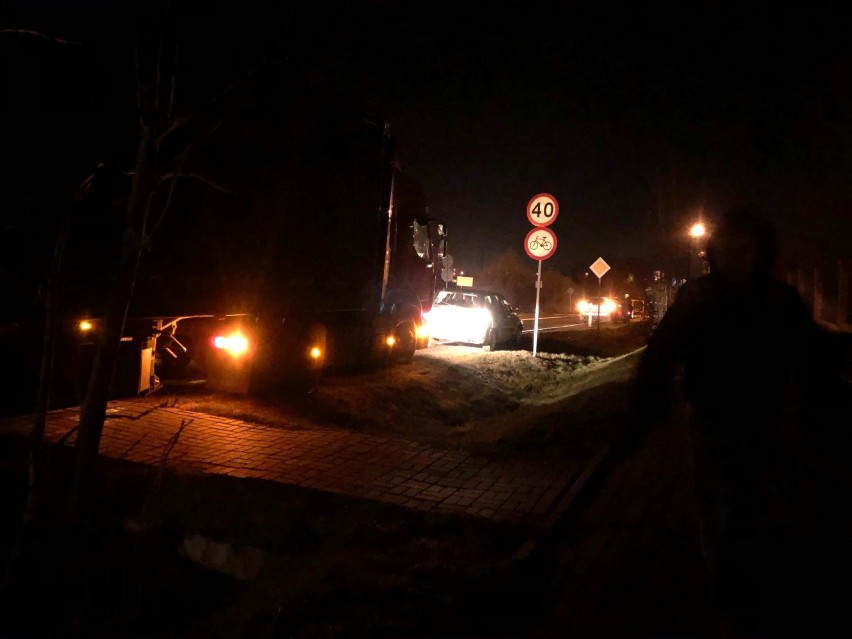 Zderzenie trzech samochodów na drodze Włocławek - Brześć Kujawski. Poszkodowany też dostał mandat [zdjęcia]