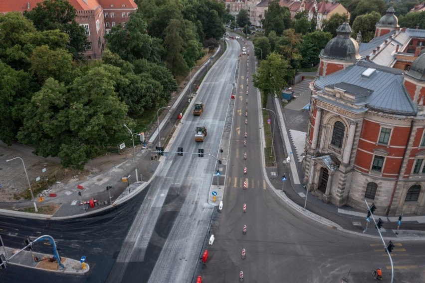 Trwa remont ulicy Pocztowej w Legnicy, warstwa ścieralne asfaltu już położona
