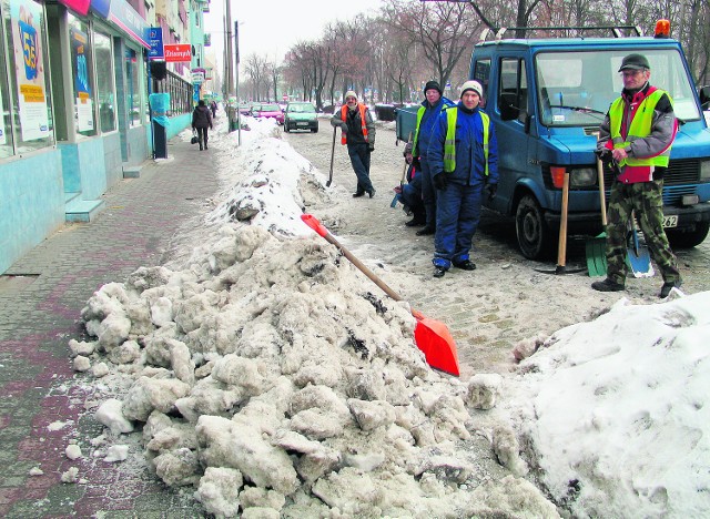 Robotnicy nie chcieli rzucać przechodniom śniegu wprost pod nogi