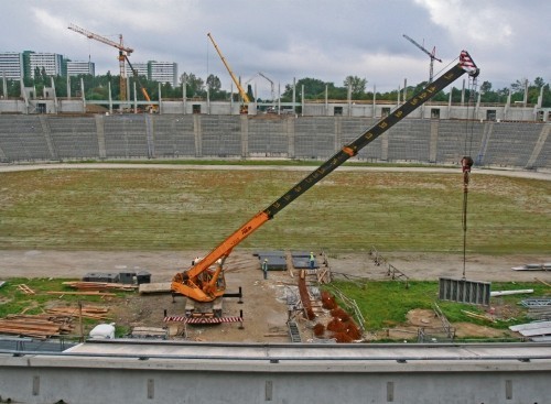 Na razie Stadion Śląski przypomina plac budowy, choć widać już efekty trwających prac.