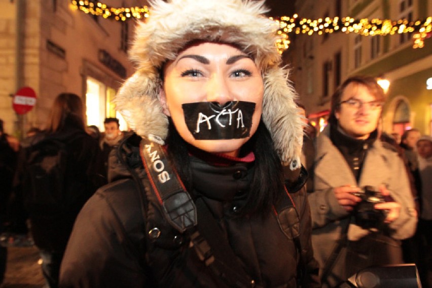 W Krakowie trwa protest przeciwko ACTA. Demonstranci z Rynku...