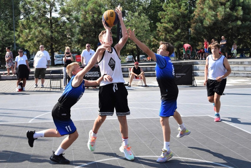 Inowrocław - odbył się koszykarski turniej Kujawsko–Pomorskie 3x3 Basket Cup. Pod halą widowiskowo-sportową walczyło 25 drużyn. Zdjęcia