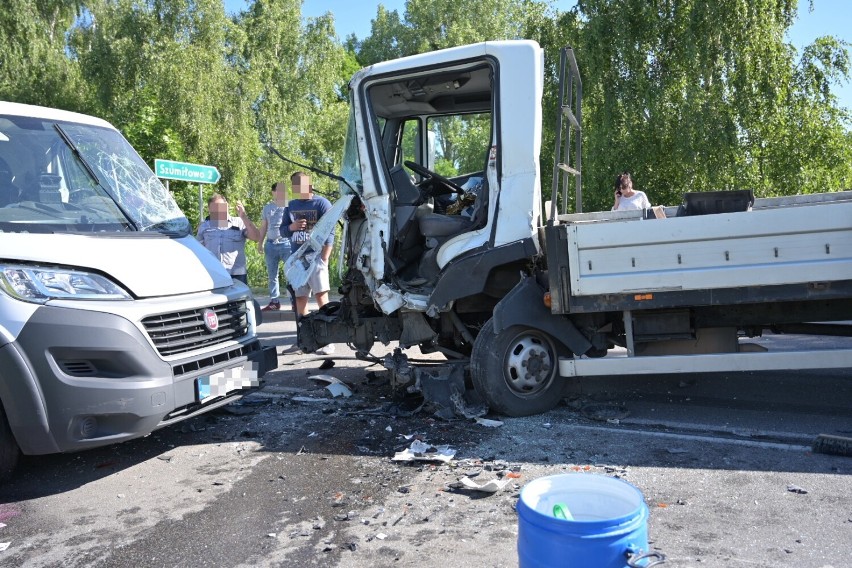 Zderzenie dwóch samochodów dostawczych w Radzyniu...