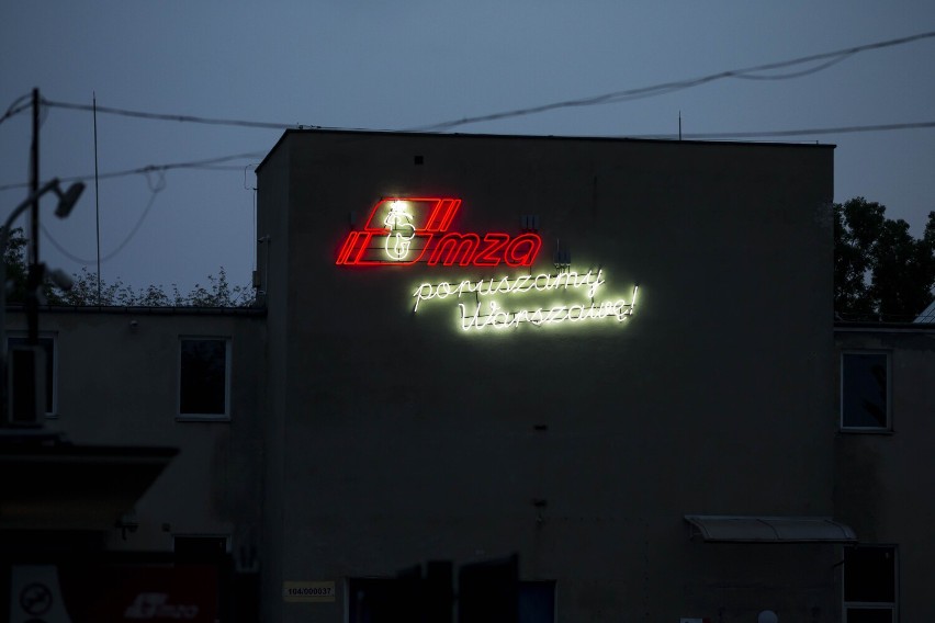 Warszawa z nowym neonem. Budynek Miejskich Zakładów Autobusowych ozdobiła czerwono-biała instalacja 