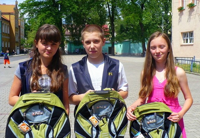 Zwycięzcami w konkursie (zajęli trzy równorzędne miejsca) są (od prawej): Julia Białowąs PSP 8 , kl. V; Fabian Piątkiewicz PSP 1, kl. VI A; Paulina Konsewicz PSP 1, kl. VI D