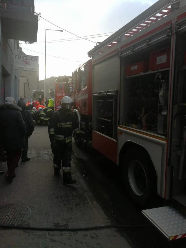 Pożar w Zawierciu: Dwie osoby trafiły do szpitala