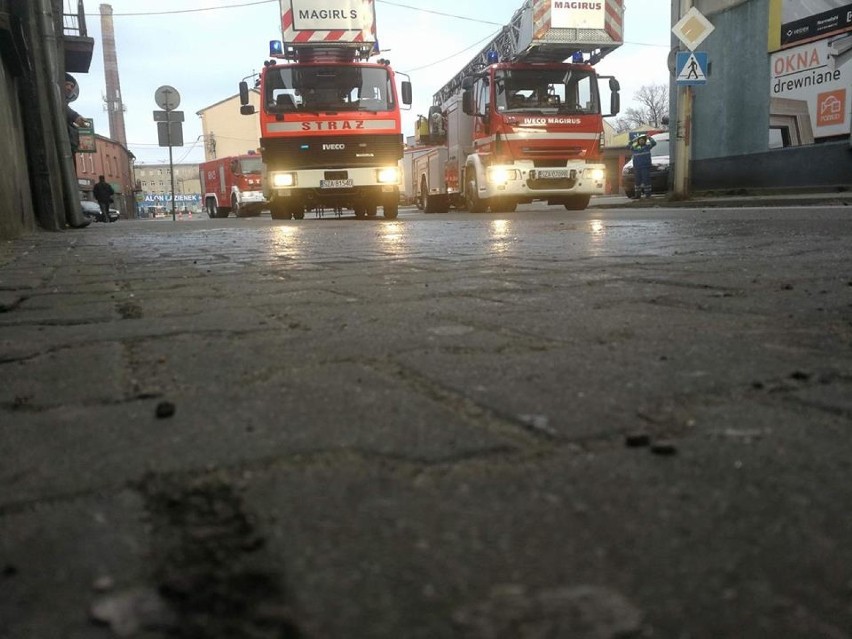 Pożar w Zawierciu: Dwie osoby trafiły do szpitala
