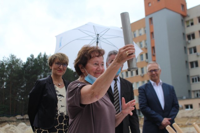 Symboliczny moment rozpoczęcia budowy bloku operacyjnego w szpitalu w Nowej Soli.