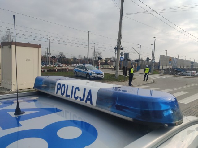 W związku z powtarzającymi się wykroczeniami na przejeździe kolejowym w Rzezawie, miejsce to zaczęli patrolować policjanci z Wydziału Ruchu Drogowego Komendy Powiatowej Policji w Bochni