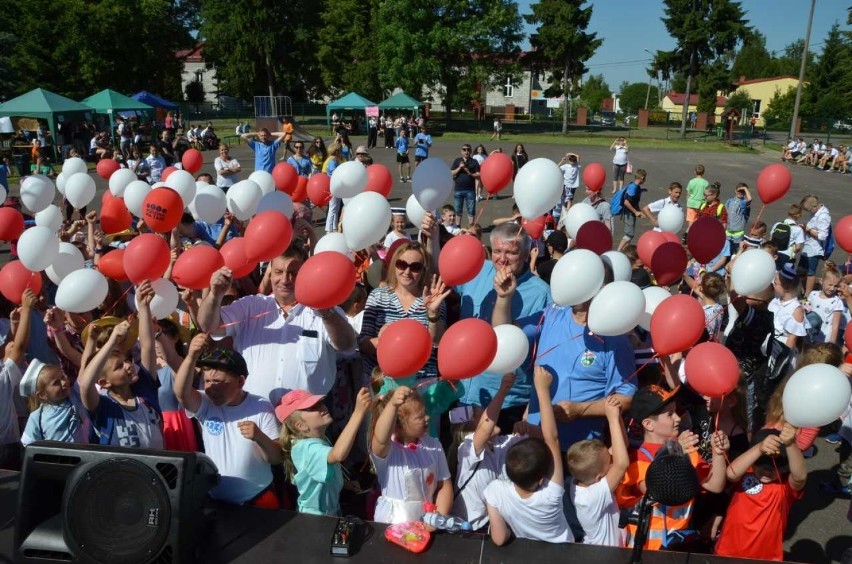 Stare Pole. Podczas święta szkoły sto balonów na 100-lecie odzyskania przez Polskę niepodległości