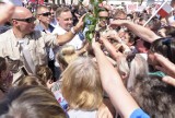 Na finiszu kampanii Andrzej Duda zabiegał o poparcie w Olkuszu. Na Rynku obok jego zwolenników zjawili się także przeciwnicy [ZDJĘCIA]