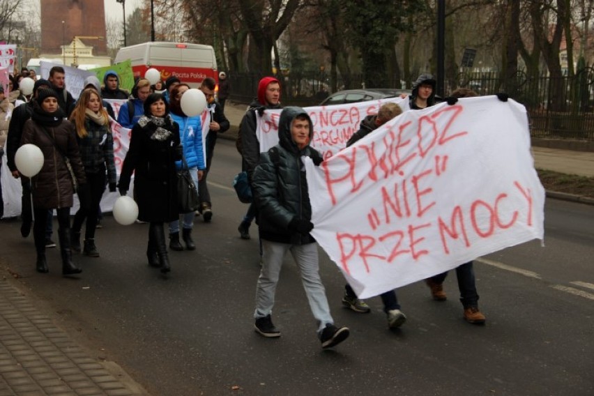 Marsz Białej Wstążki w Tczewie. Młodzież protestowała przeciwko przemocy. ZOBACZ ZDJĘCIA