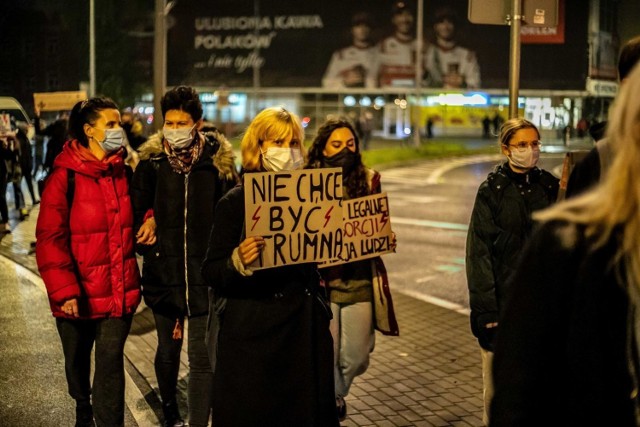 Protesty przeciwko zaostrzeniu prawa aborcyjnego trwają od jesieni. Iskrą dla nowej fali strajków było opublikowanie w dzienniku ustaw wyroku TK