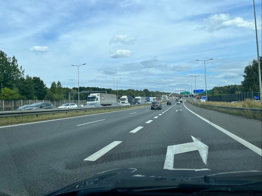 Utrudnienia na autostradzie A4 w Katowicach. Tworzą się gigantyczne korki. Kierowcy muszą uzbroić się w cierpliwość