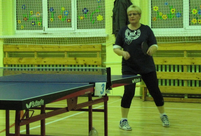 Tenis stołowy kobiet: turniej w ZSP Rzucewo, gra Alicja...